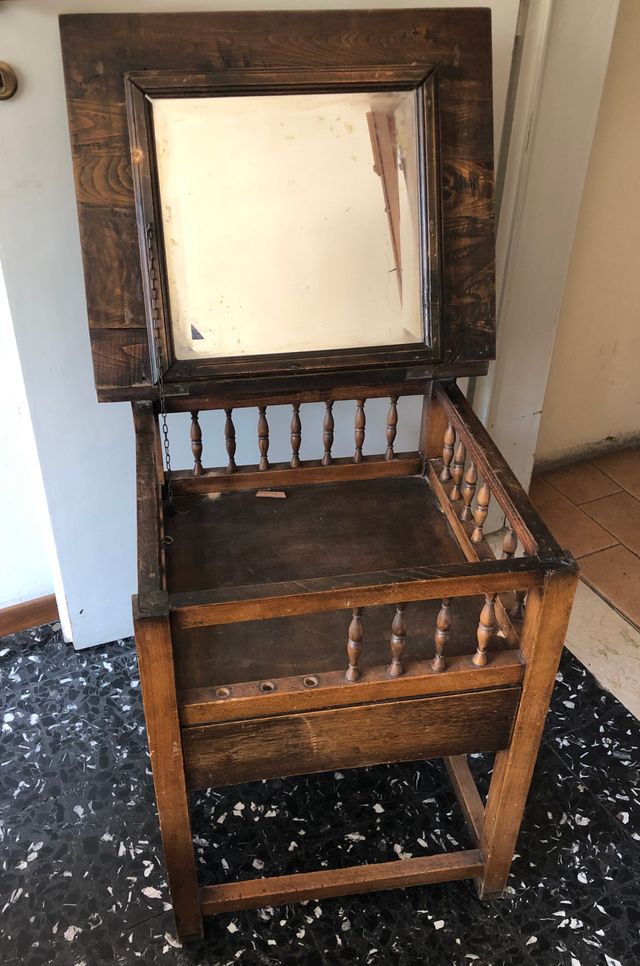 Tavolino in legno con specchio