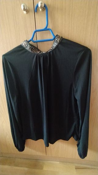 Camisa Zara negra con detalle en cuello