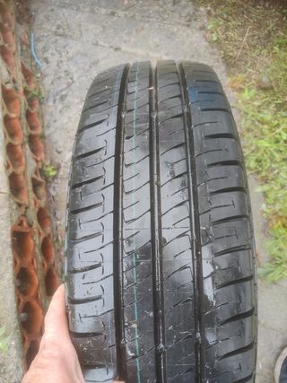 1 ruedas 215 70 R15 C 
215/70/R15C Michelin Agilis