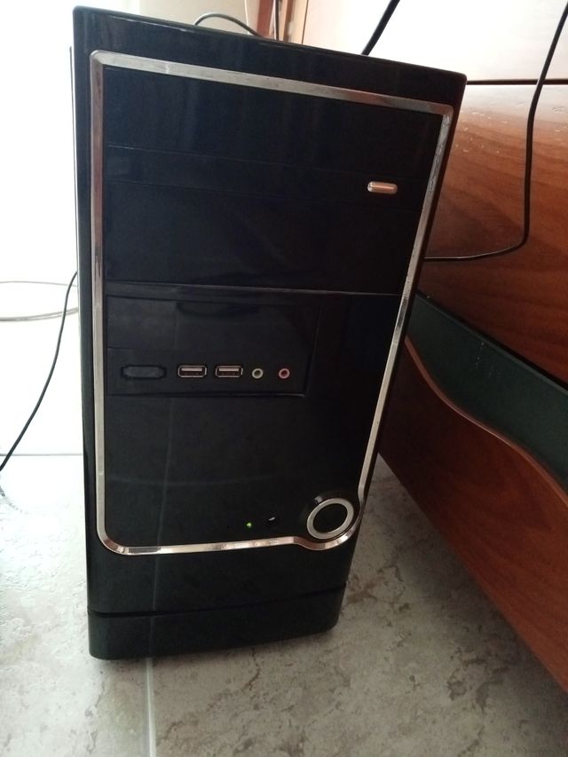 Ordenador de mesa con pantalla y teclado.