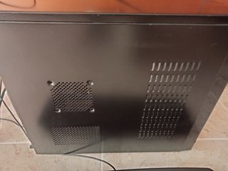 Ordenador de mesa con pantalla y teclado.