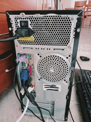 Ordenador de mesa con pantalla y teclado.