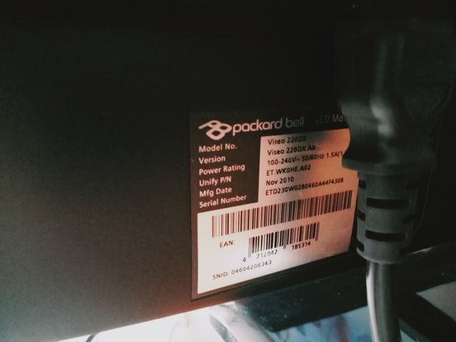 Ordenador de mesa con pantalla y teclado.