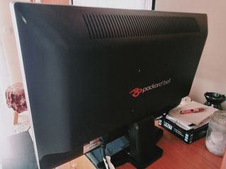 Ordenador de mesa con pantalla y teclado.