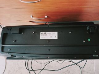 Ordenador de mesa con pantalla y teclado.