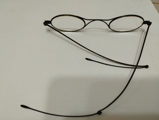 Gafas muy antiguas con funda 