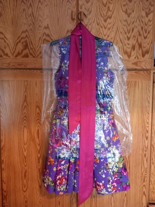 Vestido de fiesta-cóctel fondo morado floreado.