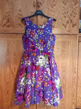 Vestido de fiesta-cóctel fondo morado floreado.