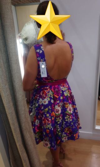 Vestido de fiesta-cóctel fondo morado floreado.