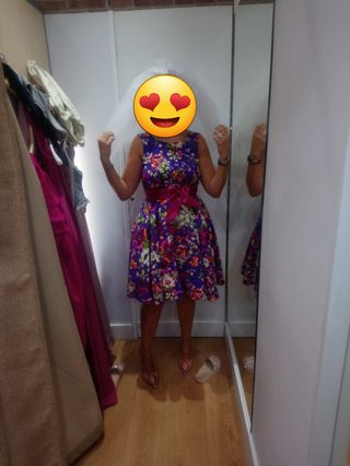 Vestido de fiesta-cóctel fondo morado floreado.