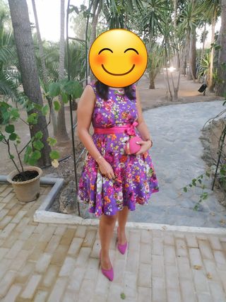 Vestido de fiesta-cóctel fondo morado floreado.