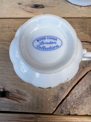 DOS TAZAS DE PORCELANA INGLESA