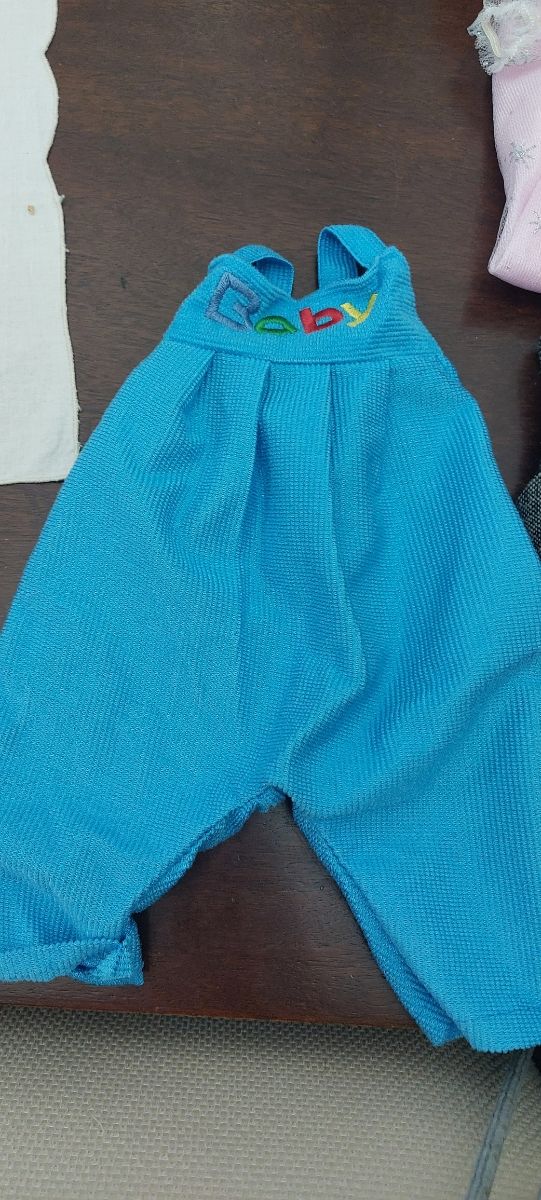 Ropa para bebés de juguete