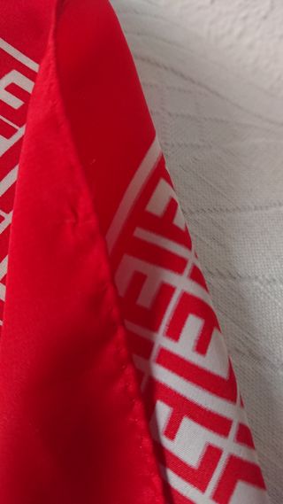 Elegante pañuelo de seda y antiguo