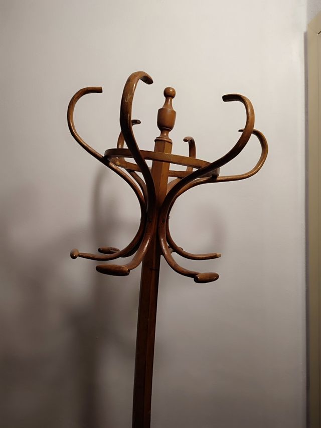 Perchero de madera antiguo