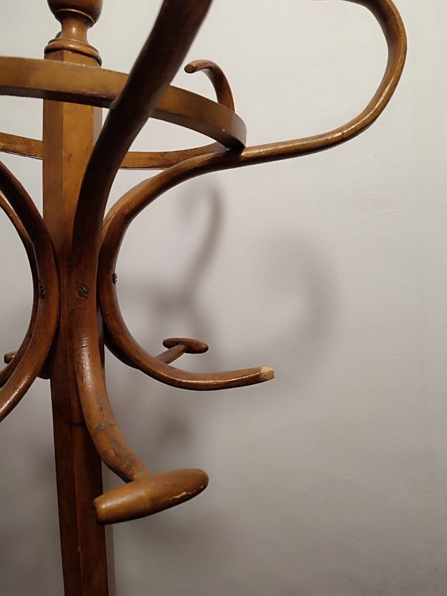 Perchero de madera antiguo