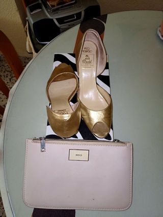 Zapatos tacón dorados y bolso de mano