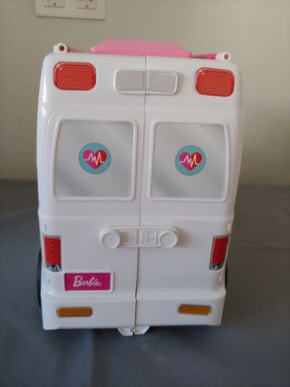 Ambulancia de Barbie " lee todo"