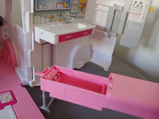 Ambulancia de Barbie " lee todo"