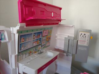 Ambulancia de Barbie " lee todo"