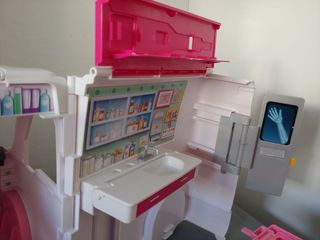 Ambulancia de Barbie " lee todo"