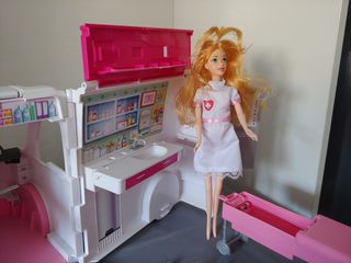 Ambulancia de Barbie " lee todo"