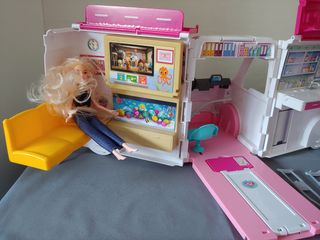 Ambulancia de Barbie " lee todo"