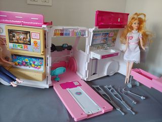 Ambulancia de Barbie " lee todo"