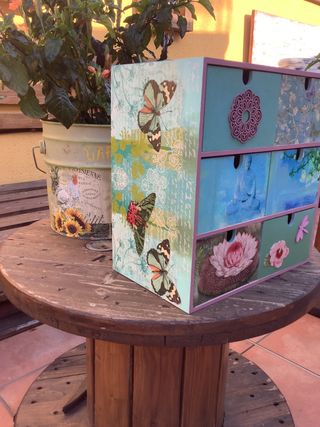 cajonera decorada a mano con decoupage Buddha
