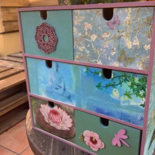cajonera decorada a mano con decoupage Buddha