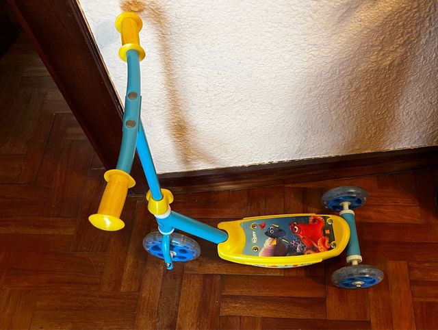 Monopatin niño buscando a Dori