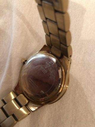 reloj en acero bañado de Guess muy bonito