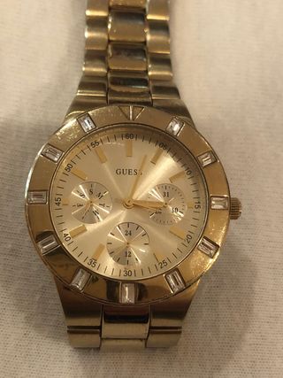 reloj en acero bañado de Guess muy bonito
