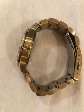 reloj en acero bañado de Guess muy bonito
