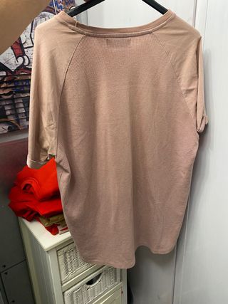 camiseta bershka rosa claro 
