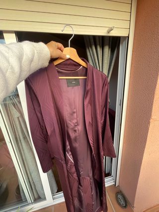 Gabardina de seda de diseño color burdeos 