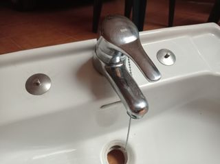 Lavabo Kerax con pedestal y grifo Roca