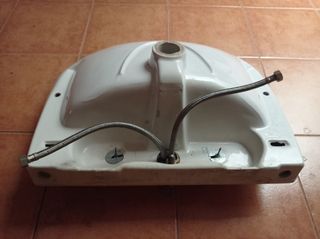 Lavabo Kerax con pedestal y grifo Roca