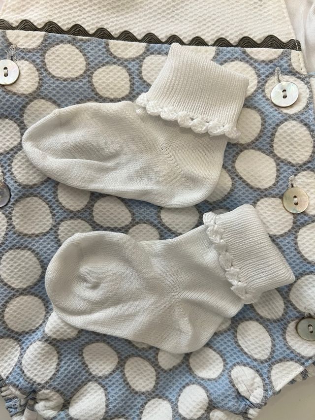 Conjunto peto y body 3 meses, de regalo calcetines
