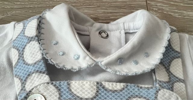 Conjunto peto y body 3 meses, de regalo calcetines