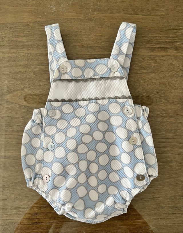 Conjunto peto y body 3 meses, de regalo calcetines