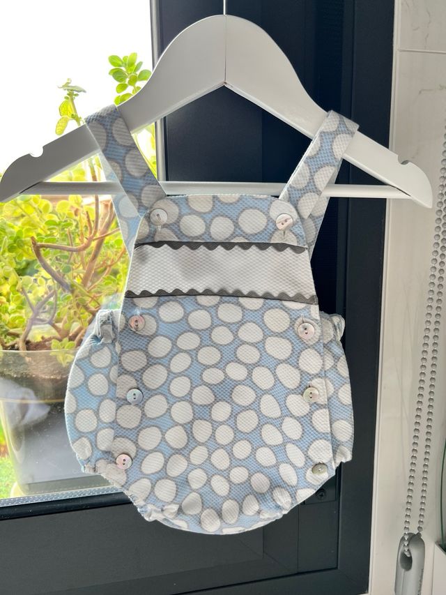 Conjunto peto y body 3 meses, de regalo calcetines