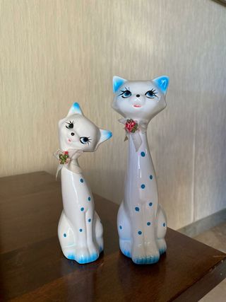 Gatti di ceramica decorativi