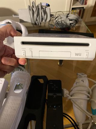 Wii, 2 mandos, 2 nunchuks y todo su cableado