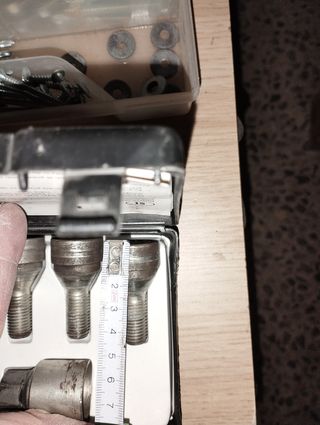 Tornillos antirrobo para coche