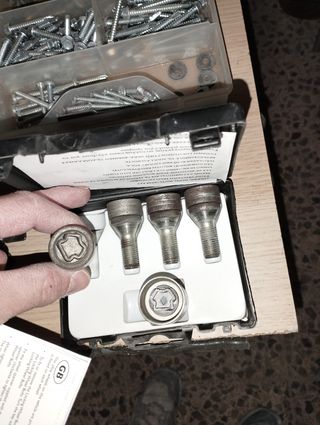 Tornillos antirrobo para coche