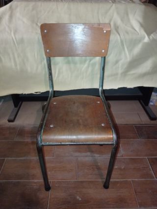 Silla de colegio antigua