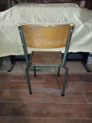 Silla de colegio antigua