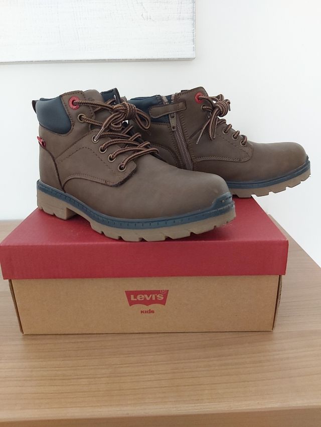 BOTAS LEVIS NIÑO