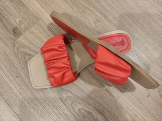 Chanclas planas naranjas